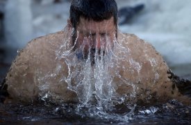 Как подготовиться к купанию в проруби и почему нельзя согреваться спиртным?