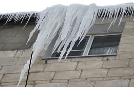 Жизни тульских  школьников угрожают сосульки и снег