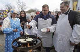 Алексей Дюмин поздравил жителей Суворова с праздником щедрой Масленицы