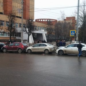 В Туле на ул. Фрунзе «паровозиком» столкнулись 5 машин