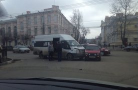 В Туле на Красноармейском проспекте не разъехались маршрутка и «Ока»