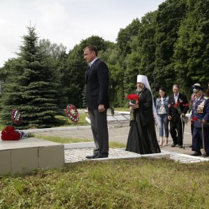 Алексей Дюмин возложил цветы к братской могиле защитников Родины