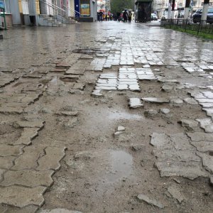 В Туле на ул. Первомайской ремонтируют аварийный тротуар