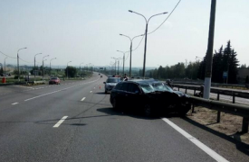 В Тульской области водитель «Audi» снес столб и барьерное ограждение