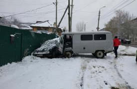 В Туле «буханка» скорой помощи прижала легковушку к стенке