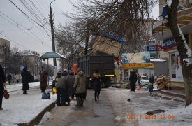 В Туле на ул. Металлургов снесли самовольно установленные торговые палатки