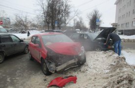 В центре Тулы неосторожный водитель «Фольксвагена» разбил «Опель»