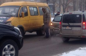 В Туле на ул. Станиславского столкнулись пассажирская маршрутка и «Опель»