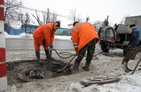 В Туле ремонтируют смотровые люки на дорогах