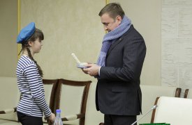 Тулячка подарила Алексею Дюмину шарфик