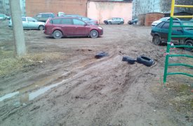 Тулячка с ул. Бондаренко жалуется на автомобили на детской площадке