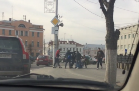 В центре Тулы толпа парней жестоко избила водителя ногами. ВИДЕО