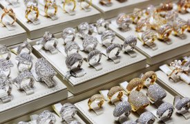 В Туле продавщица ювелирного магазина похищала золотые украшения, заменяя их на похожие подделки