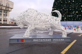 На площади Ленина в Туле появилась металлическая фигура белого быка