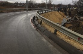 На временном объезде Баташевского моста в Туле из-за большегрузов провалился асфальт
