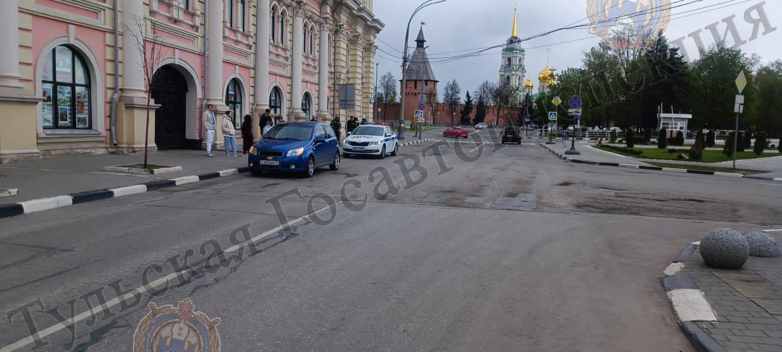 Революция тула. Революции 20 Тула. Люди переходят дорогу. Улица революции Тула. Ул Революционная 8.