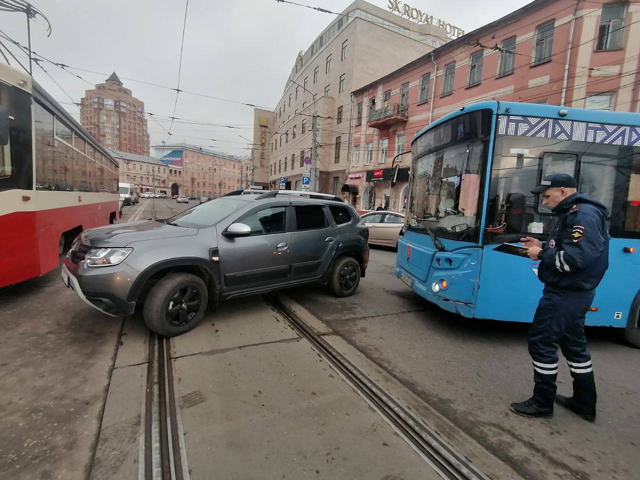 В центре Тулы столкнулись автобус и легковушка | 18.10.2022 | Происшествия  | Центр71 - все новости Тулы