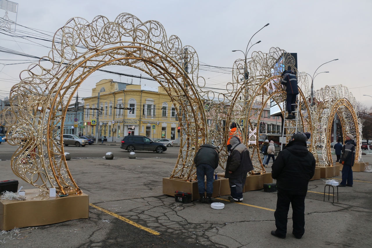 На площади Ленина в Туле начали установку новогодней елки | 23.11.2022 |  Общество | Центр71 - все новости Тулы