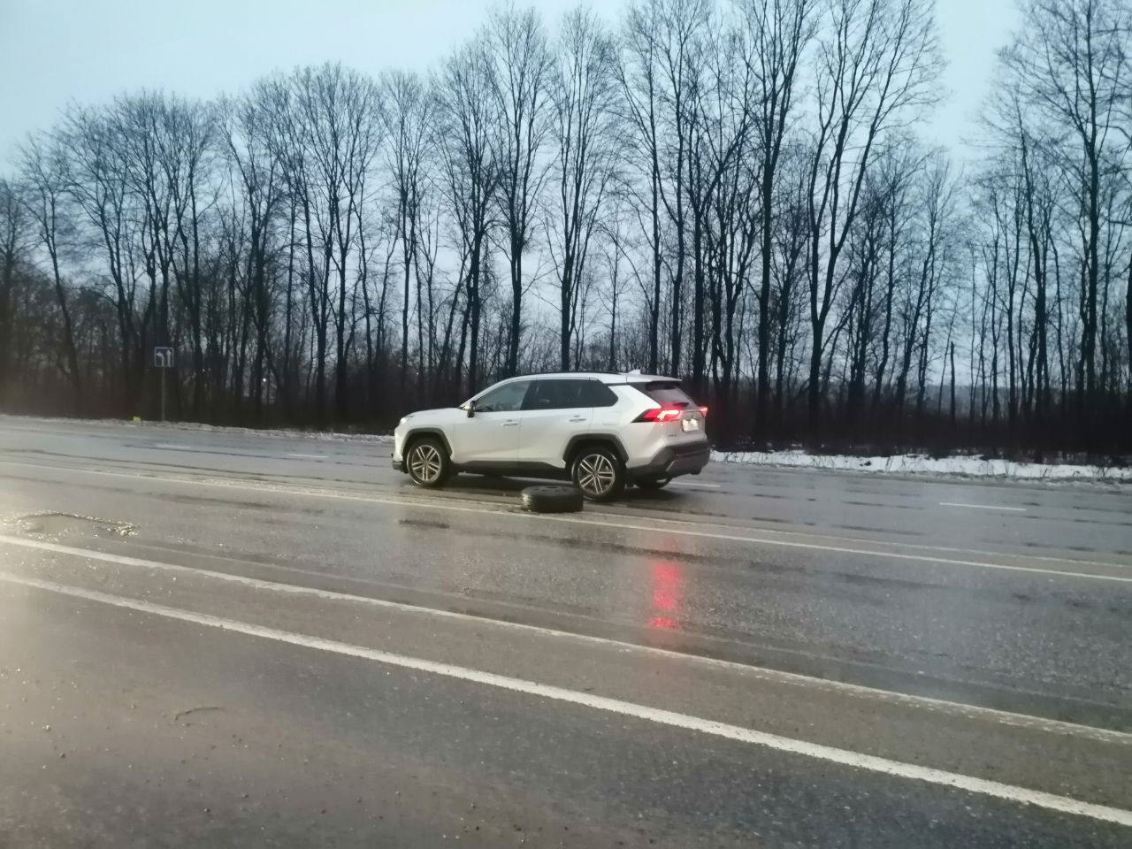 Новомосковское шоссе перекрыто. Новомосковск Тула. Авария на Новомосковском шоссе в Туле сегодня. Иномарка на трассе едет.