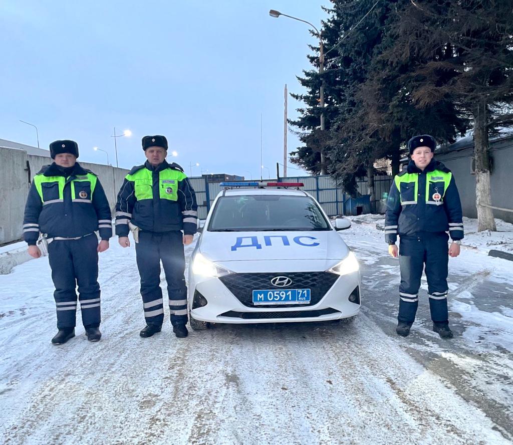 В Тульской области экипаж ДПС помог девушке и вытащил фуру | 12.01.2023 |  Общество | Центр71 - все новости Тулы