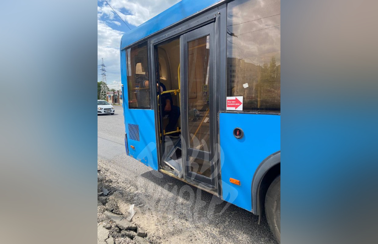 В Туле у автобуса на ходу отвалилась дверь | 11.05.2023 | Происшествия |  Центр71 - все новости Тулы