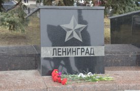 Туляки несут цветы к стеле Ленинграда